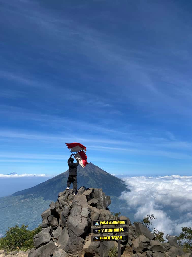 Logistik Wajib dan Cerita Tak Terlupakan Mendaki Gunung Sindoro (via Kledung) whatsapp image 2025 11 17 at 13.46.52 b41e5154