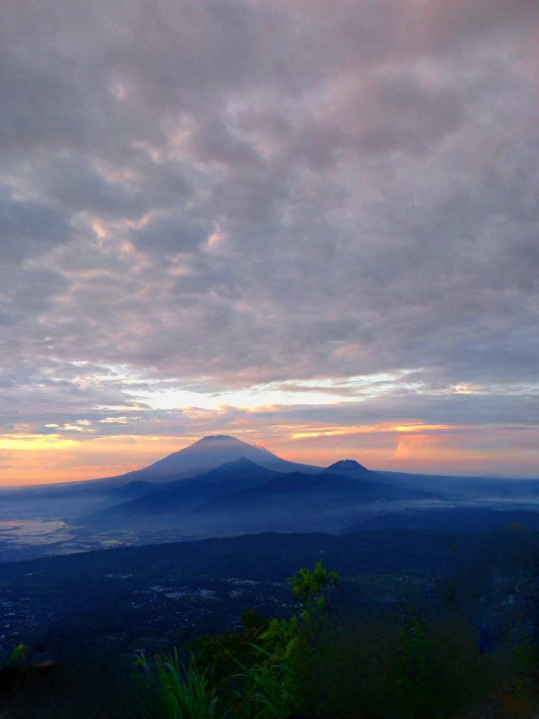 Pendakian Gunung Ungaran: Petualangan Solo Hiking yang Berakhir Penuh Persahabatan whatsapp image 2025 11 17 at 15.27.18 6fb4b022